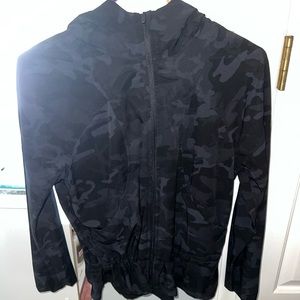 Lulu Lemon Windbreaker (black camo)